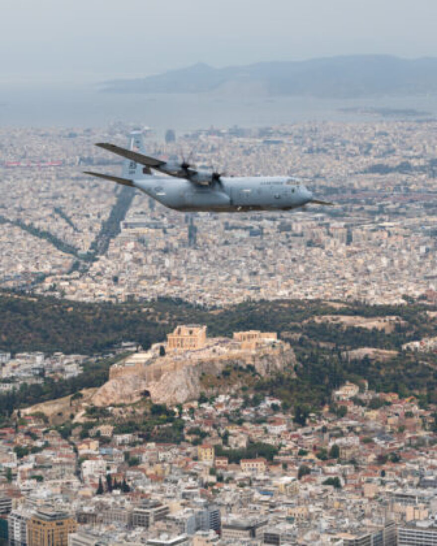 Εντυπωσιακή χαμηλή πτήση μεταγωγικών C-130 και C-27J πάνω από την Ακρόπολη - Δείτε βίντεο 