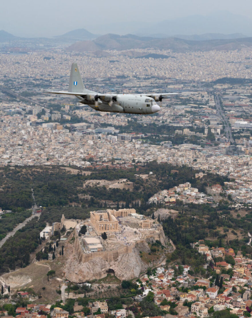 Εντυπωσιακή χαμηλή πτήση μεταγωγικών C-130 και C-27J πάνω από την Ακρόπολη - Δείτε βίντεο 