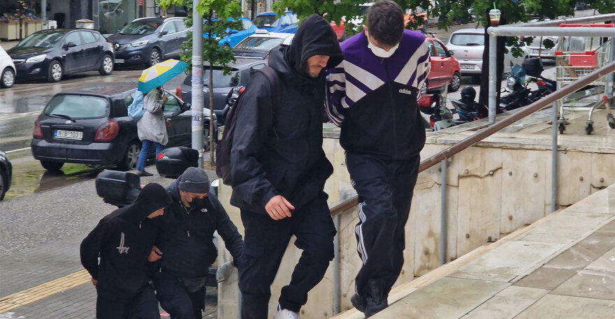 Θεσσαλονίκη: Γκράφιτι με φωτιά έκαναν οι δύο παρκουρίστες που έκαψαν δύο μαγαζιά