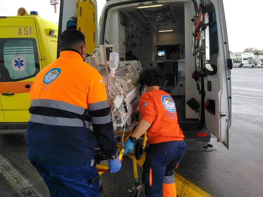 Σαντορίνη: Αεροδιακομιδή «ζωής» για πρόωρο νεογνό στο νοσοκομείο Ηρακλείου - Δείτε φωτογραφίες