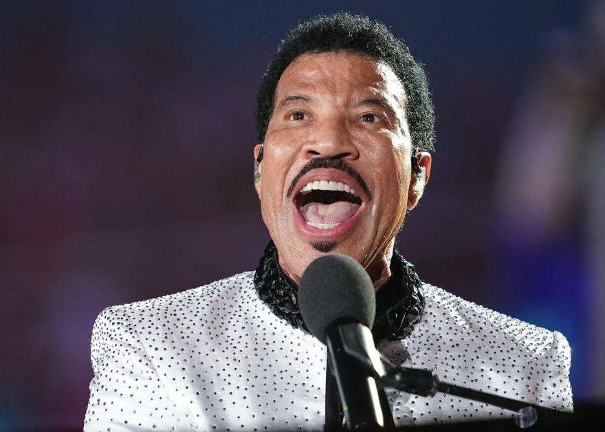 O Λάιονελ Ρίτσι αρνείται ότι έχει κάνει πλαστικές: «Η αγέραστη εμφάνισή μου οφείλεται στον ύπνο, τον ιδρώτα και το σεξ»