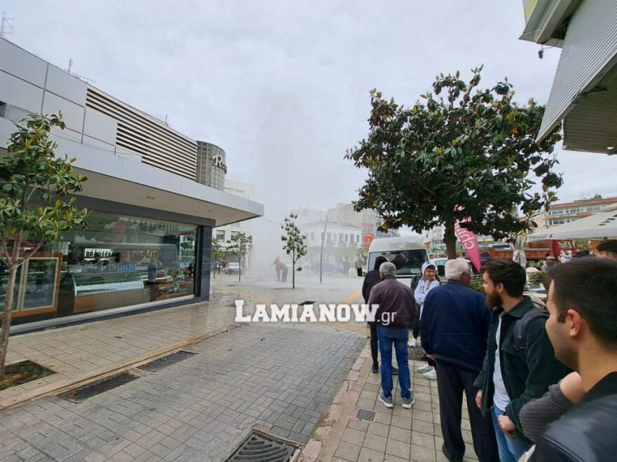 Λαμία: Φορτηγό έπεσε σε πυροσβεστικό κρουνό - «Σιντριβάνι»… 10 μέτρων στο κέντρο της πόλης (βίντεο και φωτογραφίες)