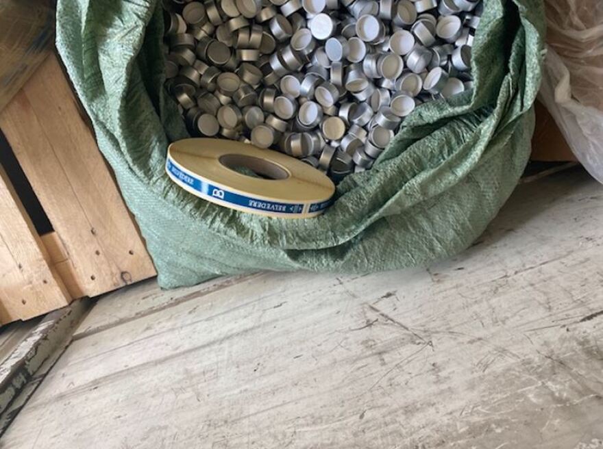 ΣΔΟΕ: Εντοπίστηκε εργαστήριο που έφτιαχνε ποτά «μπόμπες» σε Ασπρόπυργο και Καλλιθέα - Δύο συλλήψεις, δείτε φωτογραφίες