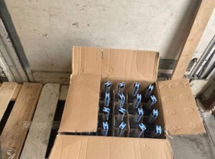 ΣΔΟΕ: Εντοπίστηκε εργαστήριο που έφτιαχνε ποτά «μπόμπες» σε Ασπρόπυργο και Καλλιθέα - Δύο συλλήψεις, δείτε φωτογραφίες