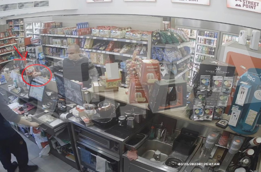 Καρέ-καρέ η δράση του «serial» ληστή που μπήκε ξημερώματα σε μίνι μάρκετ – Δείτε βίντεο