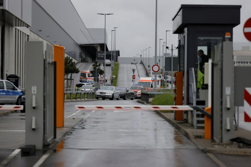 Γερμανία: Δύο οι νεκροί σε επεισόδιο με πυροβολισμούς σε εργοστάσιο της Mercedes