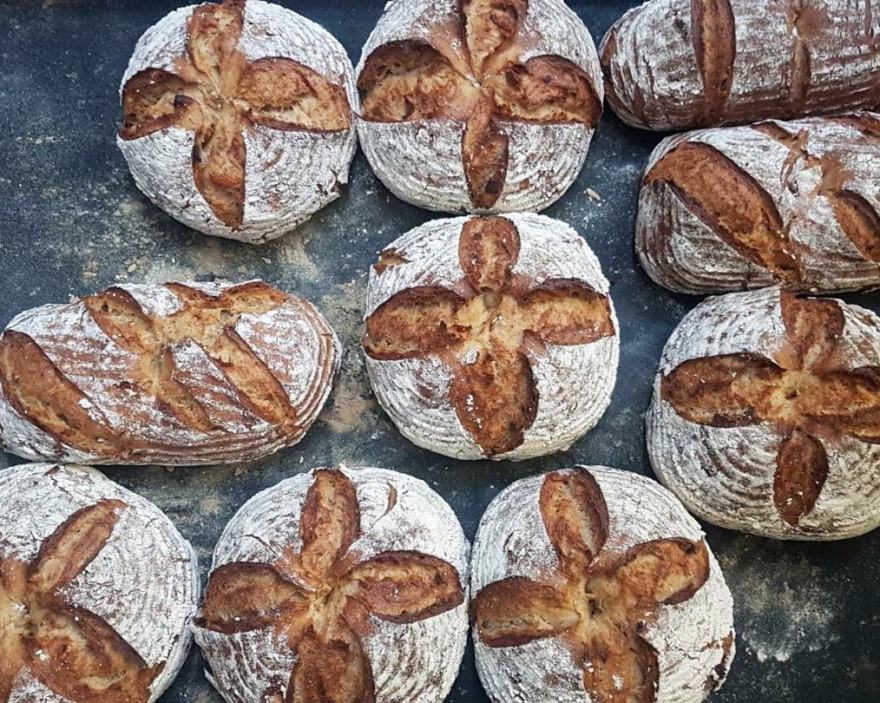 14 στάσεις στην Αθήνα για φρέσκο ψωμί, λαχταριστά τσουρέκια και αφράτα κρουασάν 