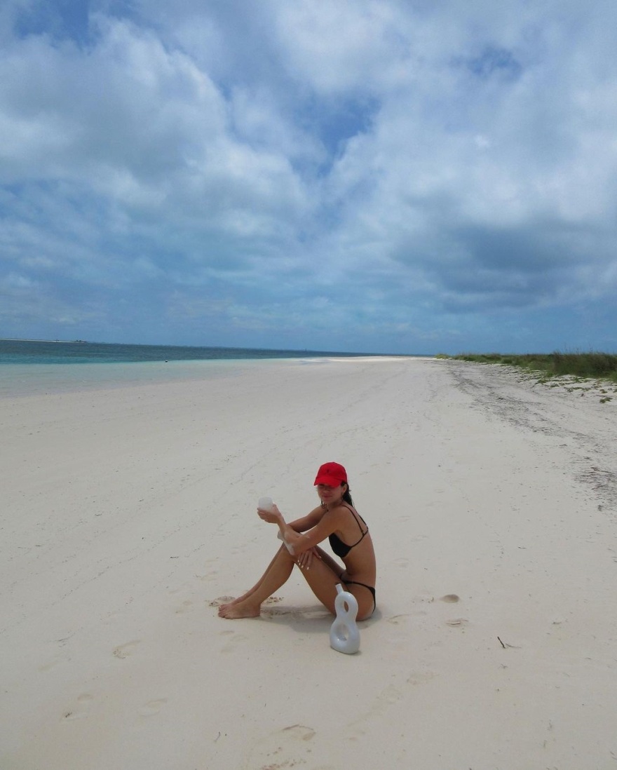 Κένταλ Τζένερ: Ποζάρει με μπικίνι σε τροπική παραλία - Φωτογραφίες