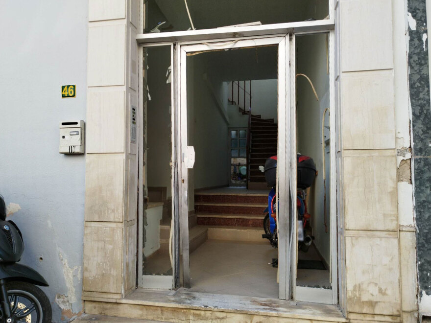 Έκρηξη σε είσοδο πολυκατοικίας στο Περιστέρι - Ζημιές σε σταθμευμένα ΙΧ