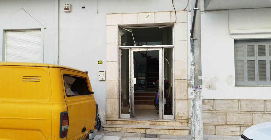 Έκρηξη σε είσοδο πολυκατοικίας στο Περιστέρι - Ζημιές σε σταθμευμένα ΙΧ