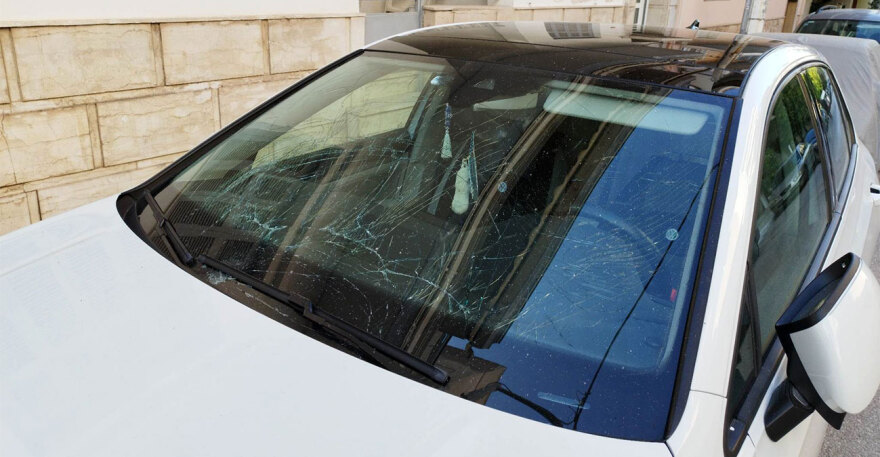 Έκρηξη σε είσοδο πολυκατοικίας στο Περιστέρι - Ζημιές σε σταθμευμένα ΙΧ