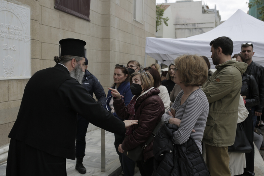 «Άξιον Εστί»: Εντυπωσιακή προσέλευση - Πάνω από 2.000 κόσμου σήμερα στην ουρά για να προσκυνήσουν