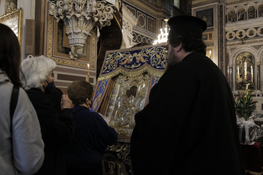 «Άξιον Εστί»: Εντυπωσιακή προσέλευση - Πάνω από 2.000 κόσμου σήμερα στην ουρά για να προσκυνήσουν