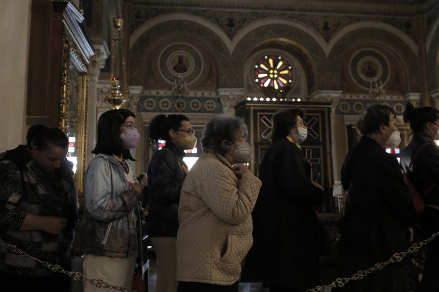 «Άξιον Εστί»: Εντυπωσιακή προσέλευση - Πάνω από 2.000 κόσμου σήμερα στην ουρά για να προσκυνήσουν