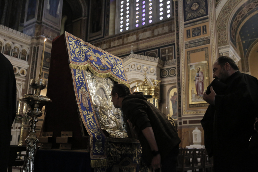 «Άξιον Εστί»: Εντυπωσιακή προσέλευση - Πάνω από 2.000 κόσμου σήμερα στην ουρά για να προσκυνήσουν