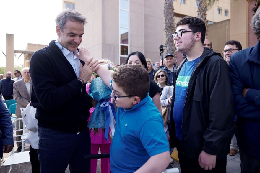 Εκλογές 2023: Ο Μητσοτάκης έκανε τα αποκαλυπτήρια προτομής του Κρεμαστινού στο νοσοκομείο της Ρόδου