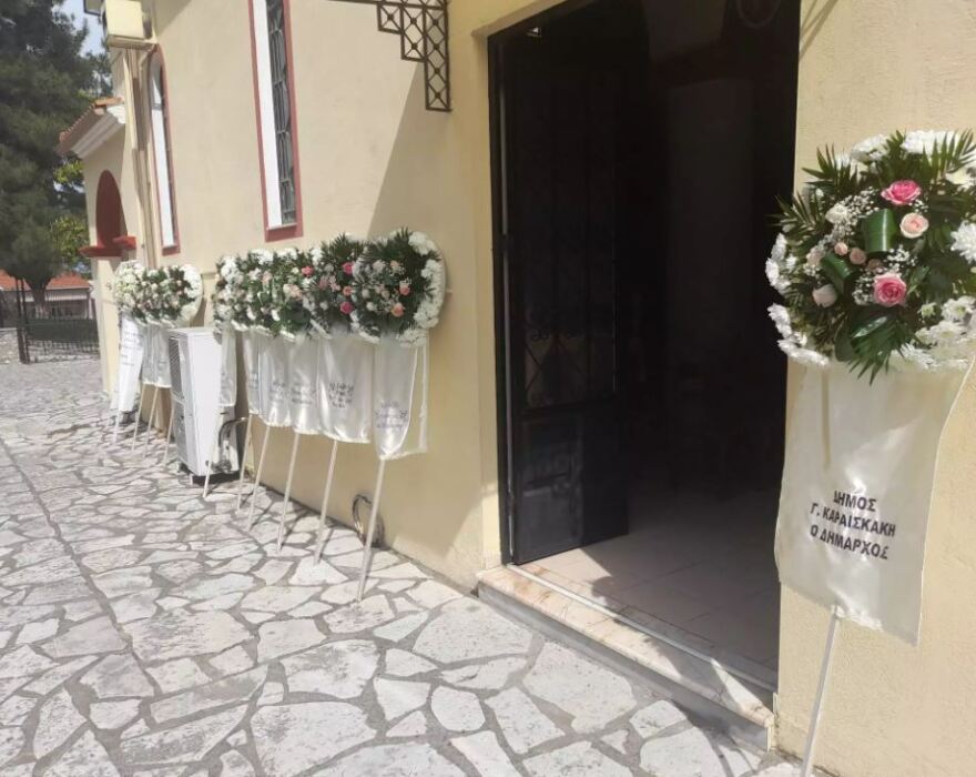 Άρτα: «Λύγισε» ο πατέρας της μικρής Λυδίας στην κηδεία της - Δείτε βίντεο και φωτογραφίες