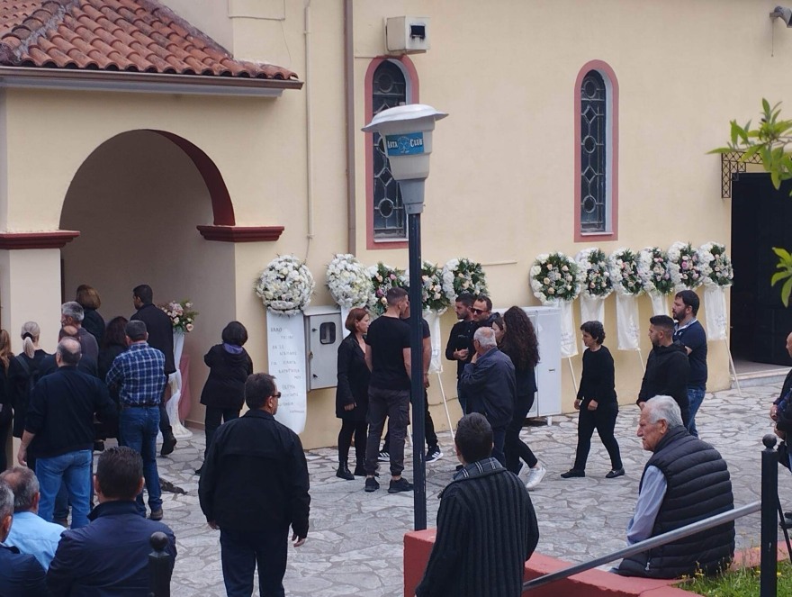 Άρτα: «Λύγισε» ο πατέρας της μικρής Λυδίας στην κηδεία της - Δείτε βίντεο και φωτογραφίες