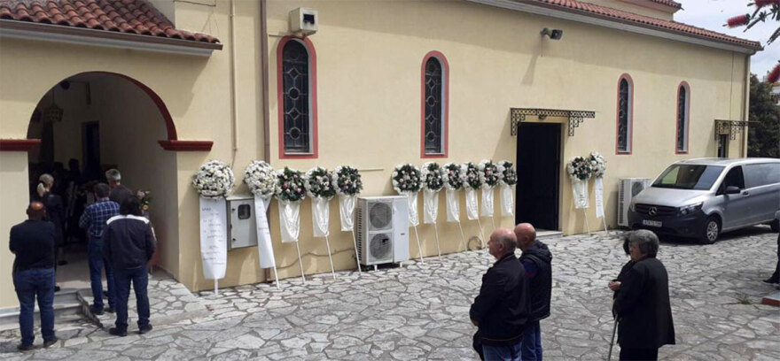 Άρτα: «Λύγισε» ο πατέρας της μικρής Λυδίας στην κηδεία της - Δείτε βίντεο και φωτογραφίες