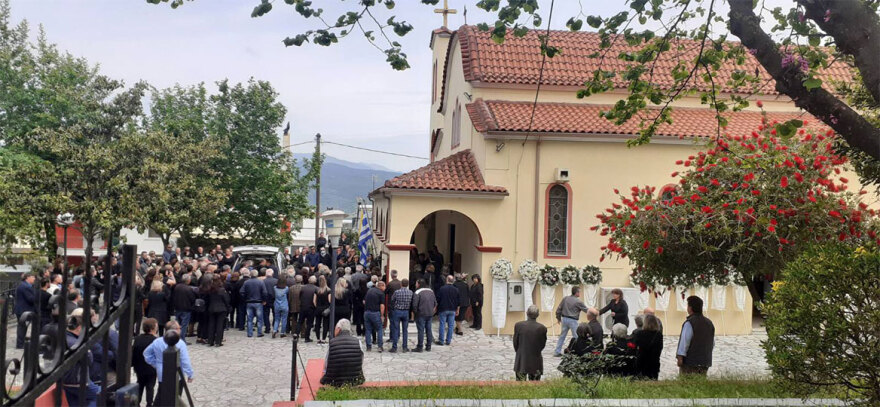 Άρτα: «Λύγισε» ο πατέρας της μικρής Λυδίας στην κηδεία της - Δείτε βίντεο και φωτογραφίες