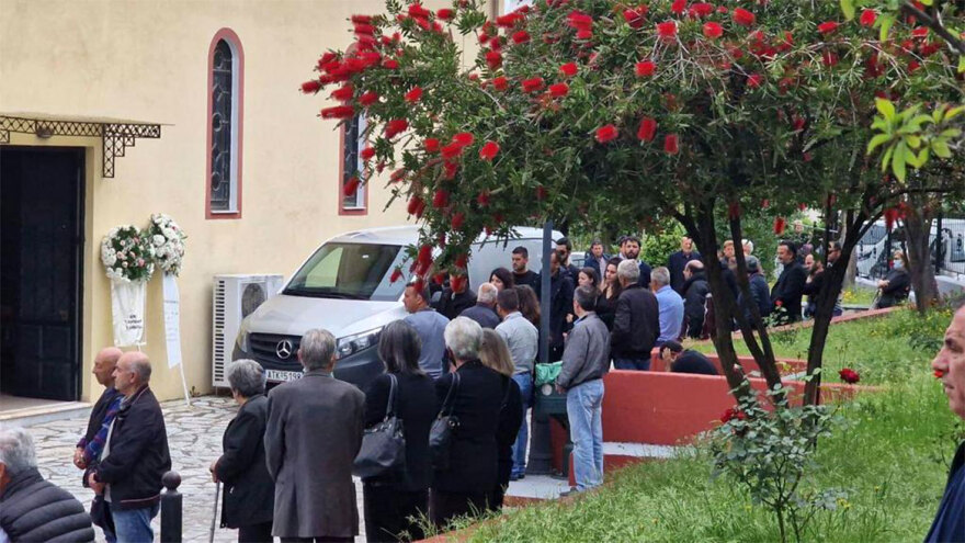 Άρτα: «Λύγισε» ο πατέρας της μικρής Λυδίας στην κηδεία της - Δείτε βίντεο και φωτογραφίες