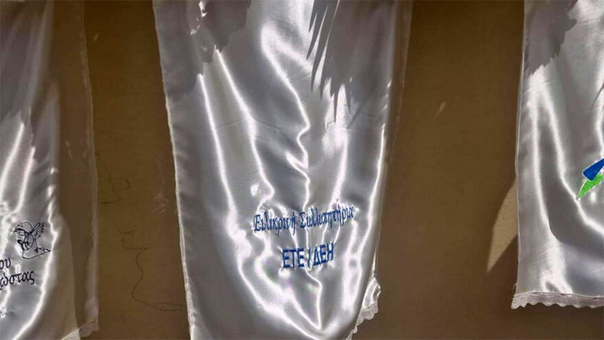 Άρτα: «Λύγισε» ο πατέρας της μικρής Λυδίας στην κηδεία της - Δείτε βίντεο και φωτογραφίες