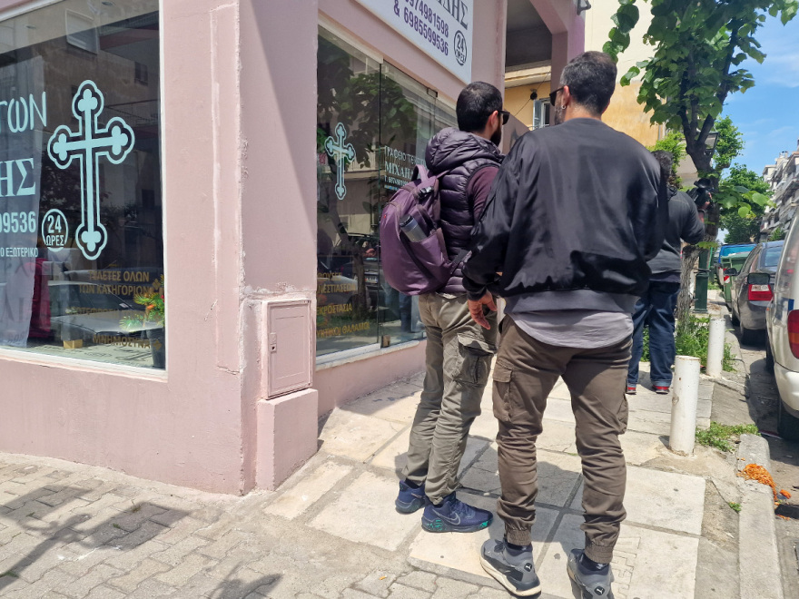 Θεσσαλονίκη: «Πήγε να ταΐσει αδέσποτα και τον σκότωσαν» με μπουνιές και κλωτσιές