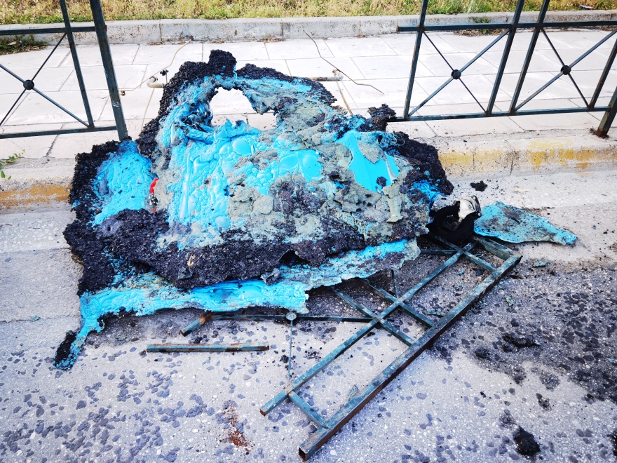 Ζωγράφου: Επεισόδια από κουκουλοφόρους - Πέταξαν μολότοφ σε ΜΑΤ, κάηκαν δύο αυτοκίνητα