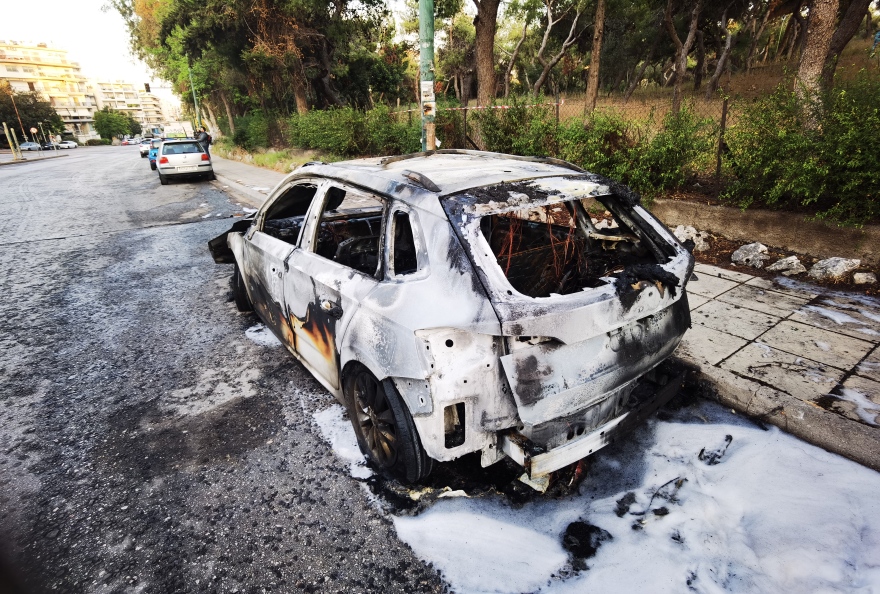 Ζωγράφου: Επεισόδια από κουκουλοφόρους - Πέταξαν μολότοφ σε ΜΑΤ, κάηκαν δύο αυτοκίνητα