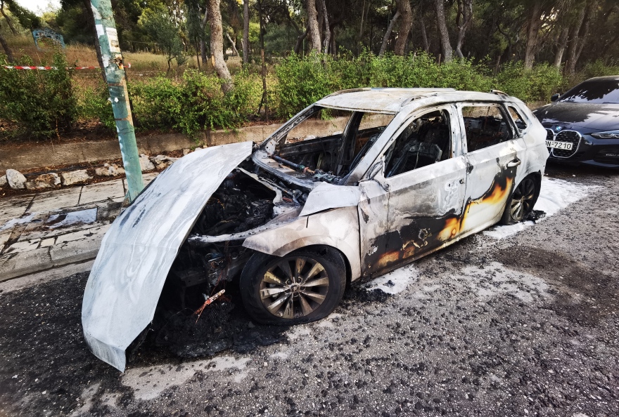 Ζωγράφου: Επεισόδια από κουκουλοφόρους - Πέταξαν μολότοφ σε ΜΑΤ, κάηκαν δύο αυτοκίνητα