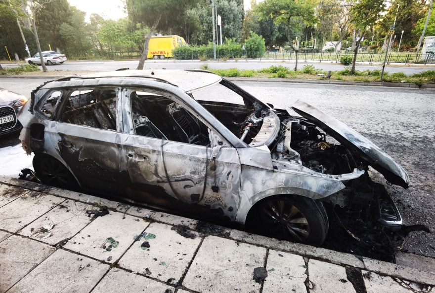 Ζωγράφου: Επεισόδια από κουκουλοφόρους - Πέταξαν μολότοφ σε ΜΑΤ, κάηκαν δύο αυτοκίνητα