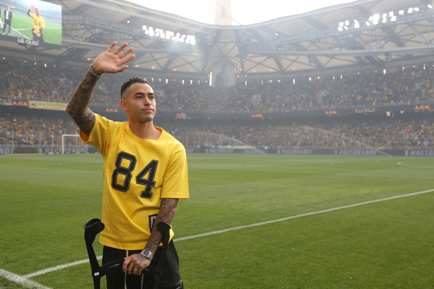 ΑΕΚ: Εμφανίστηκε με πατερίτσες και αποθεώθηκε στην OPAP Arena ο Αραούχο 