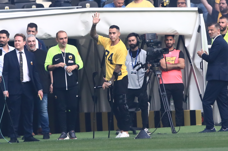 ΑΕΚ: Εμφανίστηκε με πατερίτσες και αποθεώθηκε στην OPAP Arena ο Αραούχο 