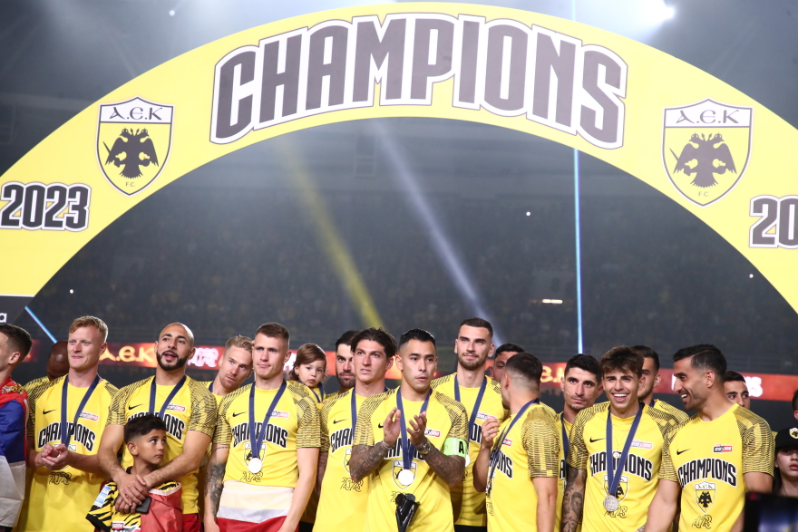 ΑΕΚ: Η απονομή στους πρωταθλητές - Δείτε βίντεο και φωτογραφίες 