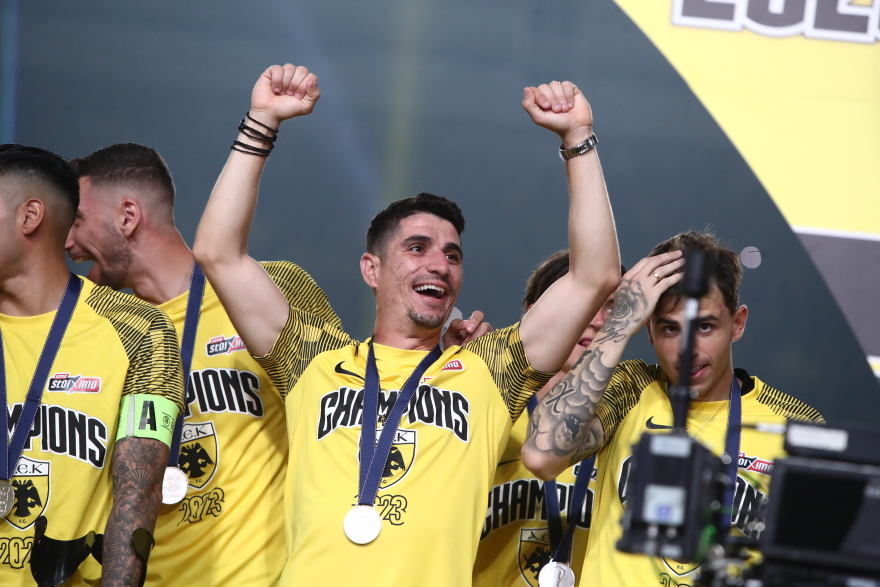 ΑΕΚ: Η απονομή στους πρωταθλητές - Δείτε βίντεο και φωτογραφίες 