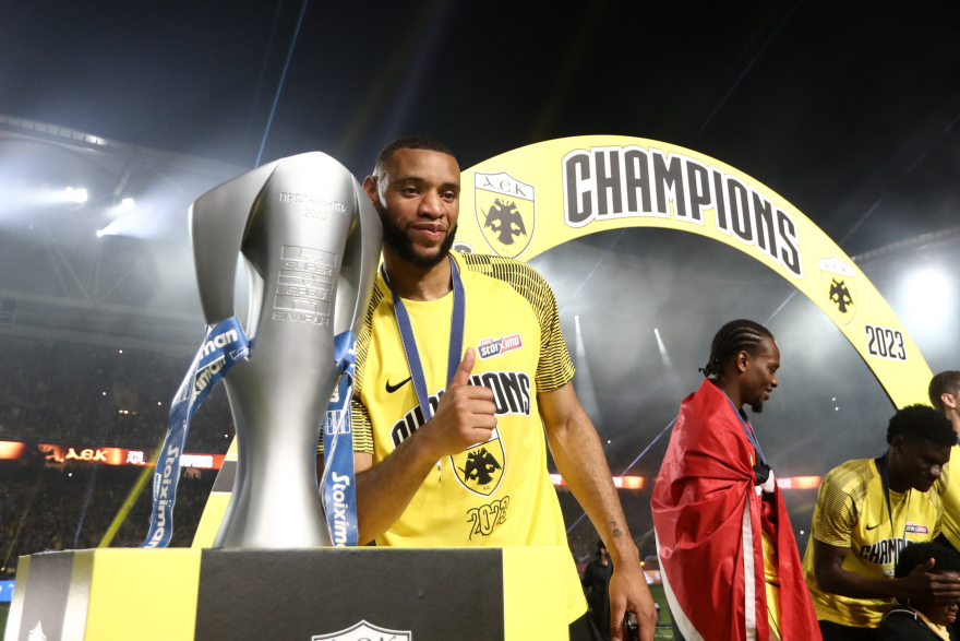 ΑΕΚ: Η απονομή στους πρωταθλητές - Δείτε βίντεο και φωτογραφίες 