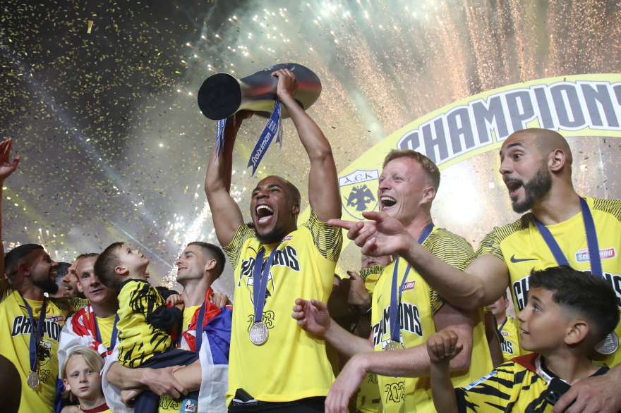 ΑΕΚ: Η απονομή στους πρωταθλητές - Δείτε βίντεο και φωτογραφίες 