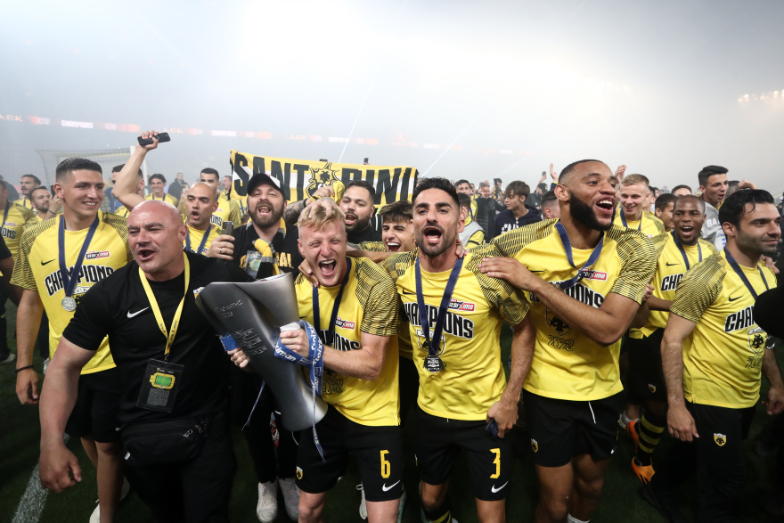 ΑΕΚ: Η απονομή στους πρωταθλητές - Δείτε βίντεο και φωτογραφίες 