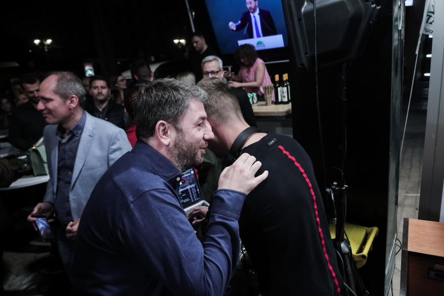 Εκλογές 2023: Το κεντρικό εκλογικό περίπτερο του ΠΑΣΟΚ γιορτάζει - Δείτε φωτογραφίες