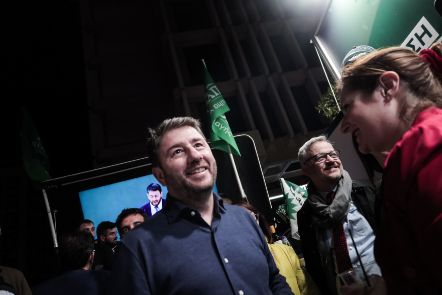 Εκλογές 2023: Το κεντρικό εκλογικό περίπτερο του ΠΑΣΟΚ γιορτάζει - Δείτε φωτογραφίες