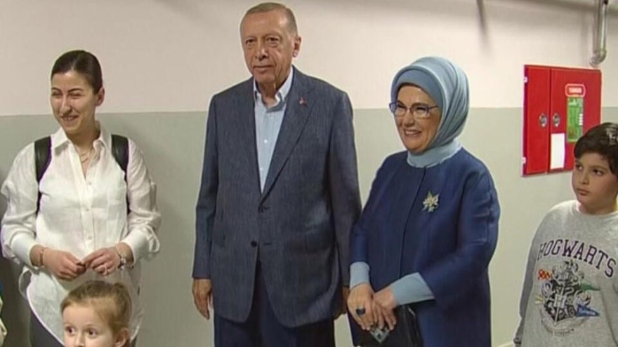 Εκλογές στην Τουρκία: O Ερντογάν ψήφισε, μοίρασε χαρτζιλίκι σε παιδιά και είπε πως «προσευχόμαστε για ένα καλό μέλλον στη χώρα» (βίντεο)