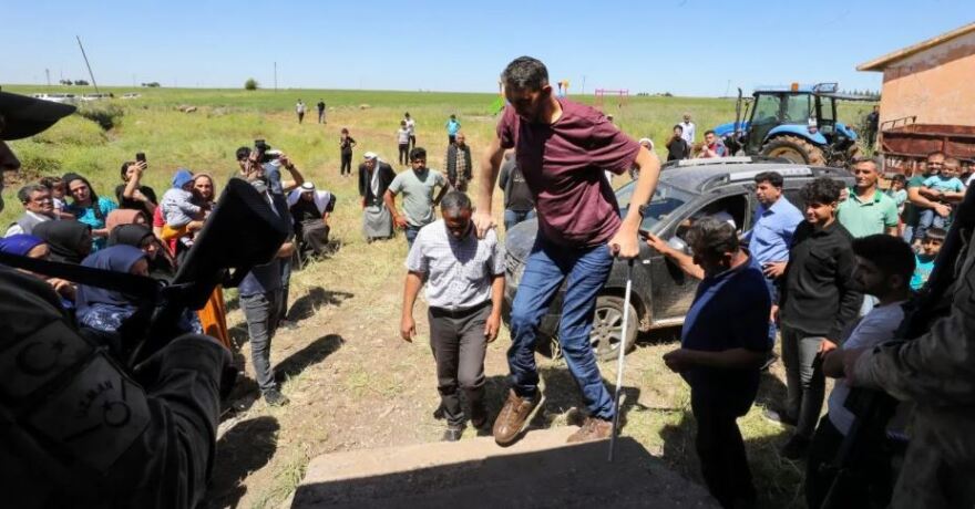 Εκλογές στην Τουρκία: Ψήφισε και ο πιο ψηλός άντρας του κόσμου - Φωτογραφίες και βίντεο