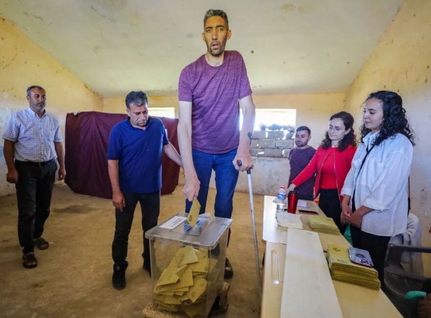 Εκλογές στην Τουρκία: Ψήφισε και ο πιο ψηλός άντρας του κόσμου - Φωτογραφίες και βίντεο