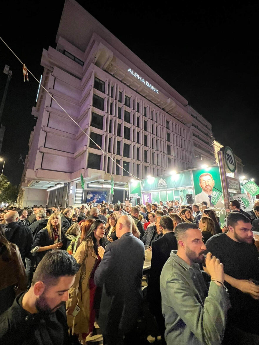Εκλογές 2023: Το κεντρικό εκλογικό περίπτερο του ΠΑΣΟΚ γιορτάζει - Δείτε φωτογραφίες