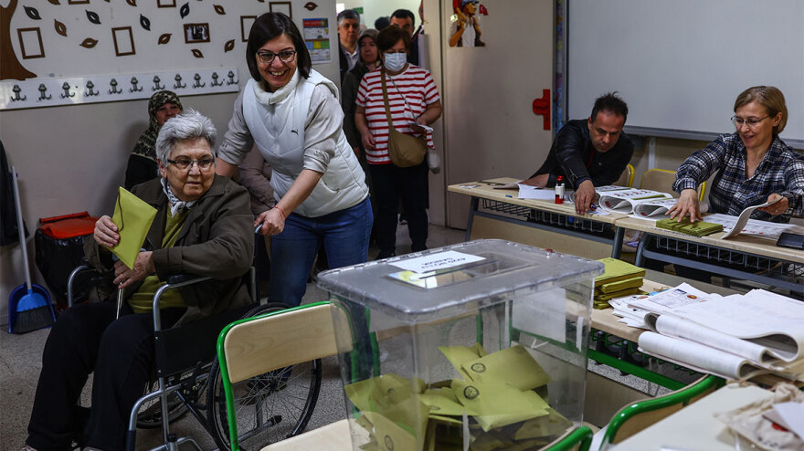 Εκλογές στην Τουρκία: Μέχρι και ηλικιωμένοι σε αναπηρικά αμαξίδια οδηγούνται μπροστά στην κάλπη 
