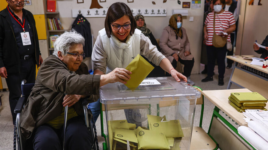 Εκλογές στην Τουρκία: Μέχρι και ηλικιωμένοι σε αναπηρικά αμαξίδια οδηγούνται μπροστά στην κάλπη 