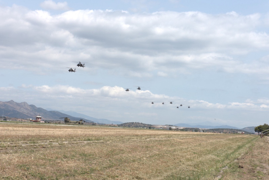 ΓΕΣ: Ελληνικά Apache και αμερικανικά ελικόπτερα κάνουν βολές στο Αιγαίο - Δείτε βίντεο και φωτογραφίες