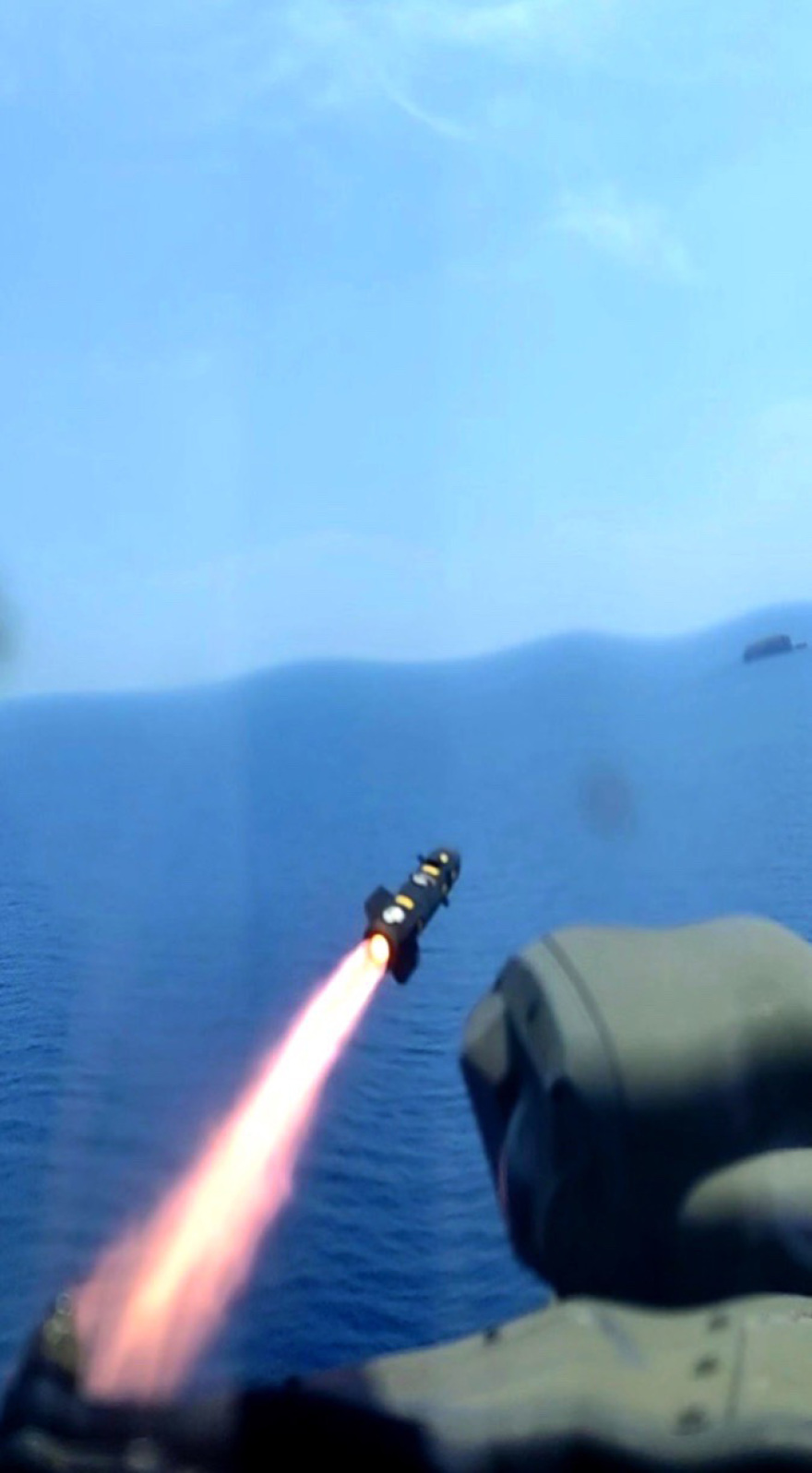 ΓΕΣ: Ελληνικά Apache και αμερικανικά ελικόπτερα κάνουν βολές στο Αιγαίο - Δείτε βίντεο και φωτογραφίες