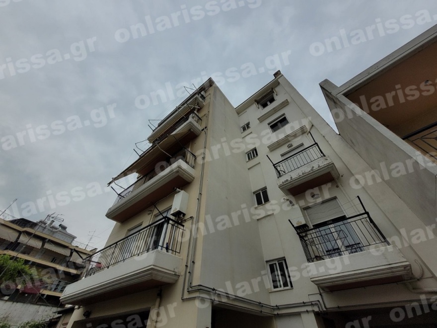 Λάρισα: Μία τέντα έσωσε την 13χρονη που έπεσε από τον τρίτο όροφο - Νοσηλεύεται με κατάγματα
