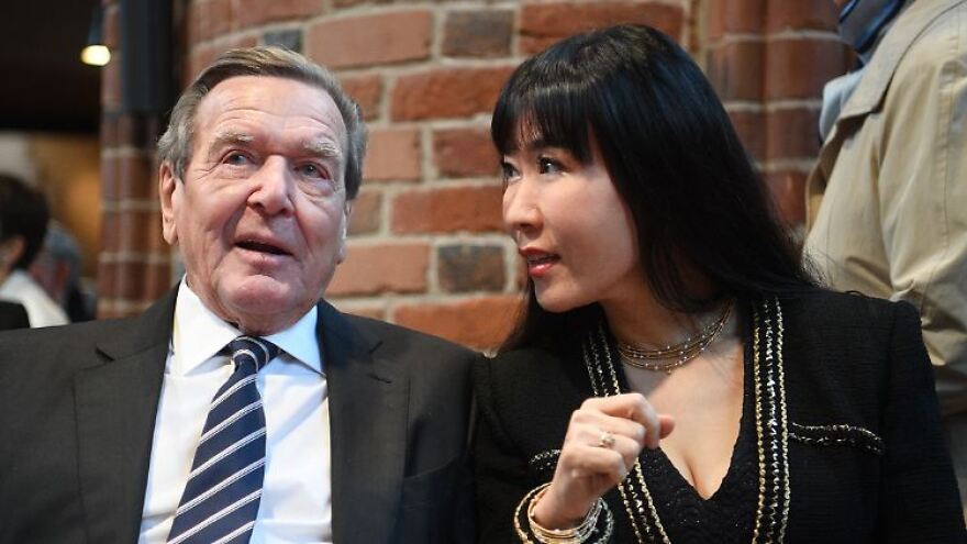 Γερμανία: Απολύθηκε η πέμπτη σύζυγος του Σρέντερ μετά την παρουσία της σε δεξίωση της ρωσικής πρεσβείας